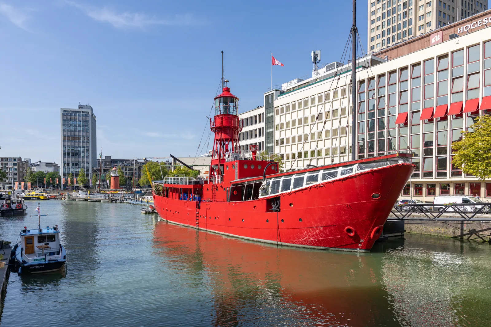 Rood lichtschip aan de kade van de Oude Haven in Rotterdam.